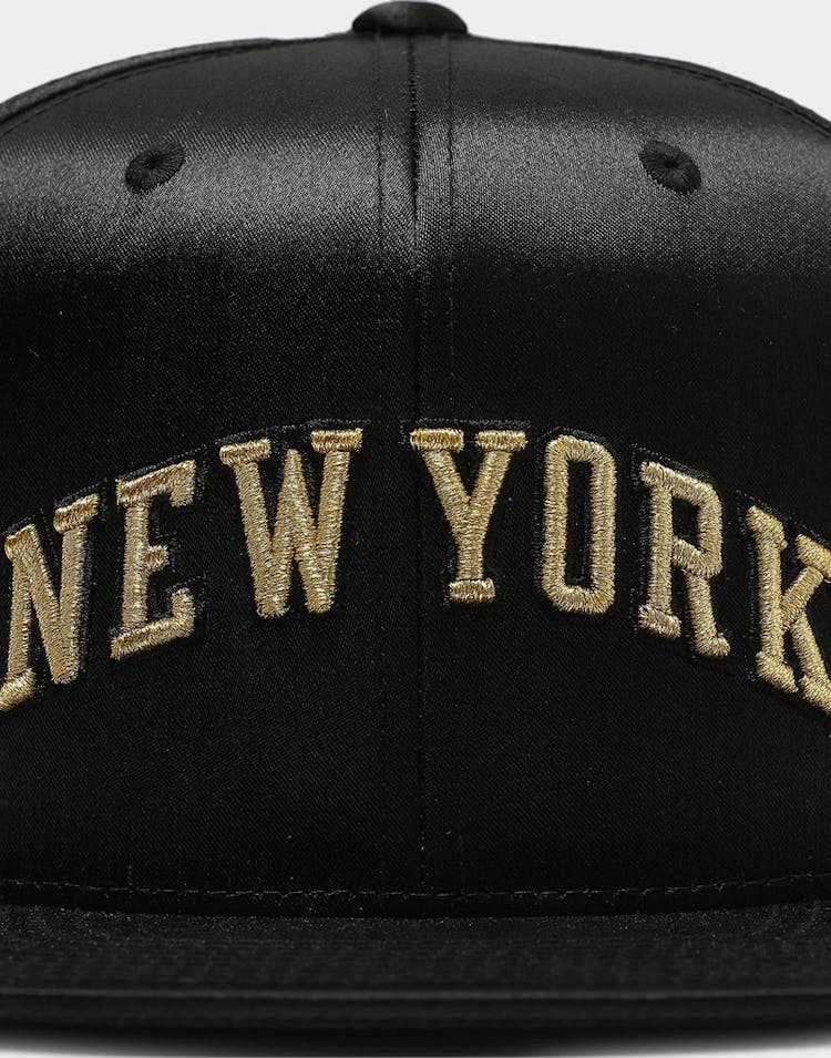 Mitchell & Ness New York Knicks Gold Toile Snapback Black