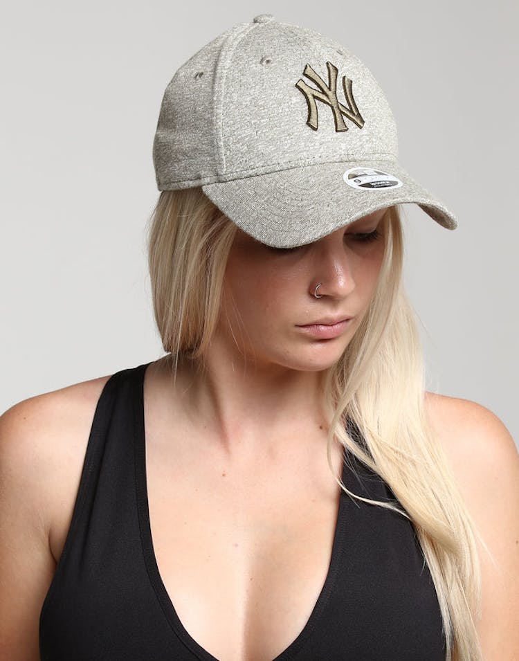 New Era Women's New York Yankees 9FORTY Cloth Strapback Olive Marle