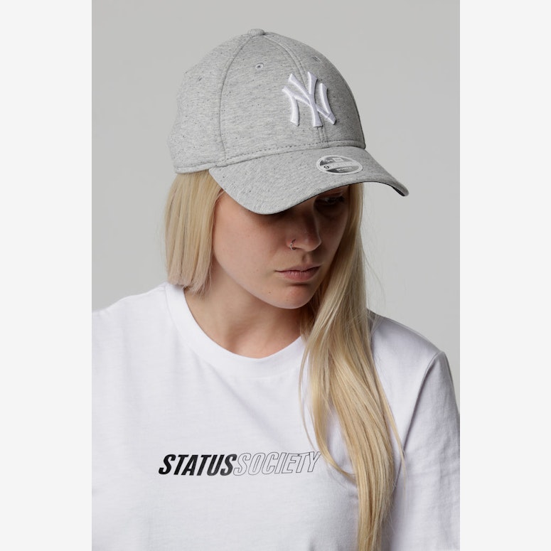 New Era Women's New York Yankees 9FORTY Cloth Strapback Neo Grey Marle