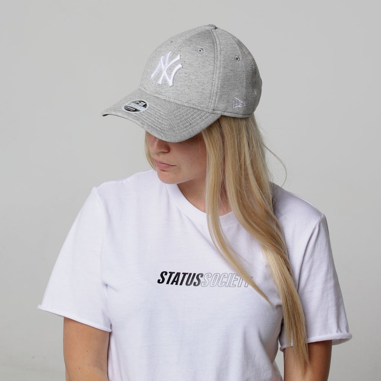 New Era Women's New York Yankees 9FORTY Cloth Strapback Neo Grey Marle