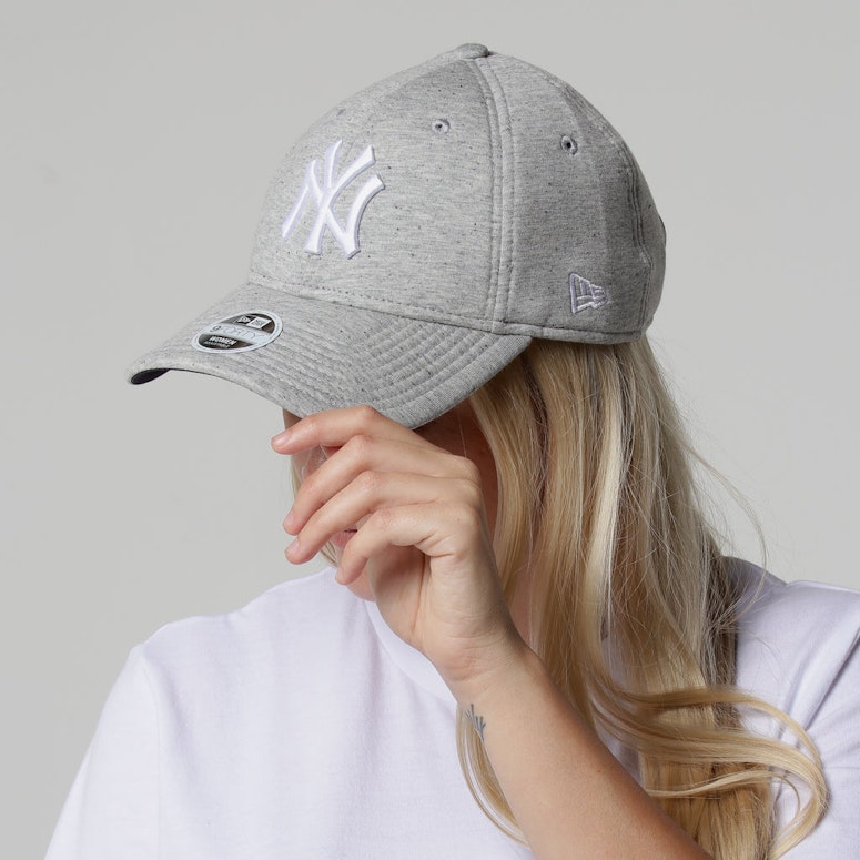 New Era Women's New York Yankees 9FORTY Cloth Strapback Neo Grey Marle