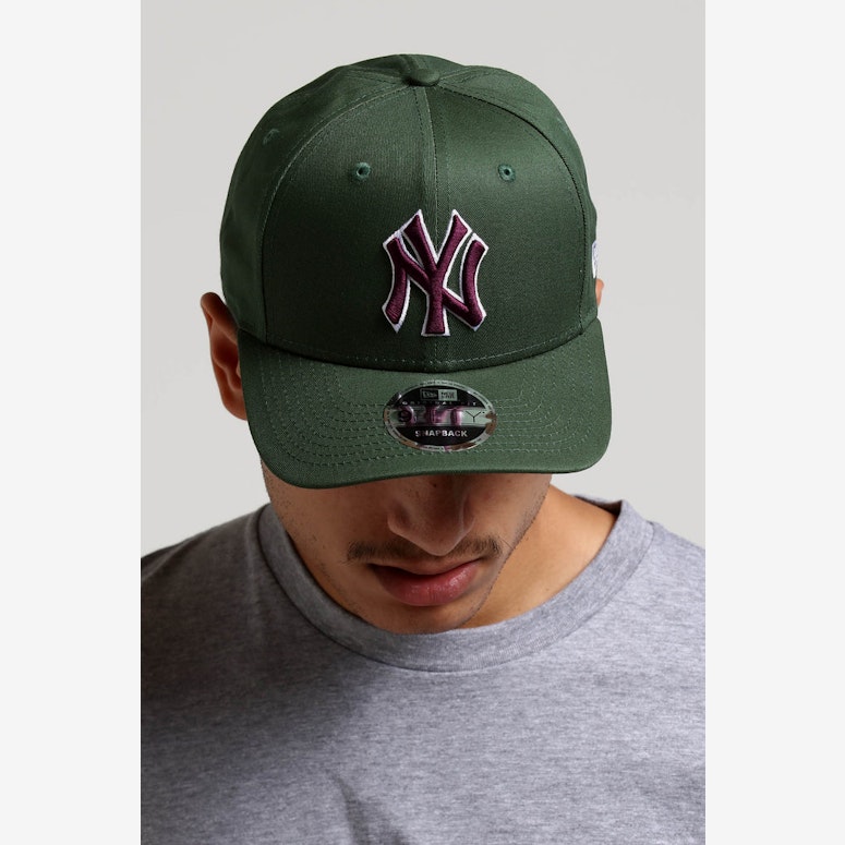 New Era New York Yankees 9FIFTY Original Fit Precurved Snapback Green/Burgundy