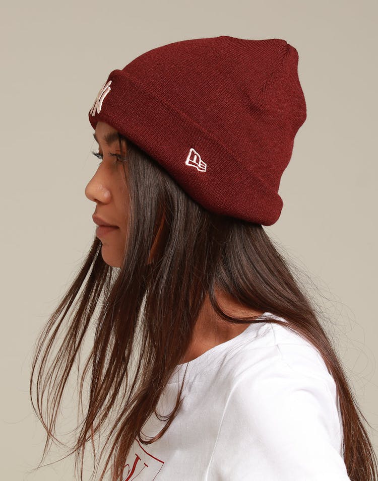 New Era Women's New York Yankees 6Dart Cuff Knit Maroon