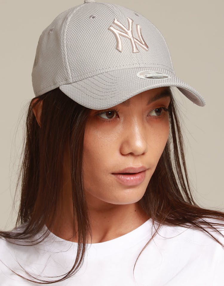 New Era Women's New York Yankees 9FORTY Strapback Grey