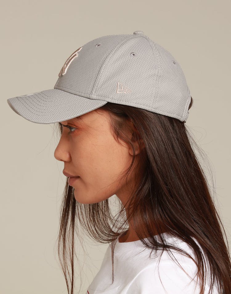New Era Women's New York Yankees 9FORTY Strapback Grey