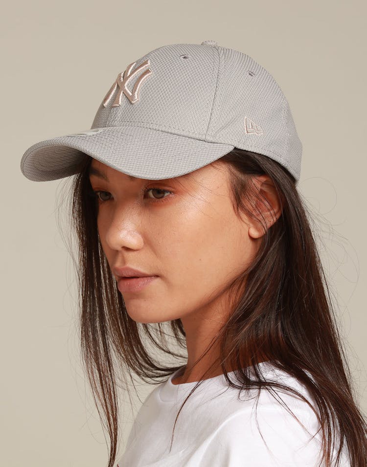 New Era Women's New York Yankees 9FORTY Strapback Grey