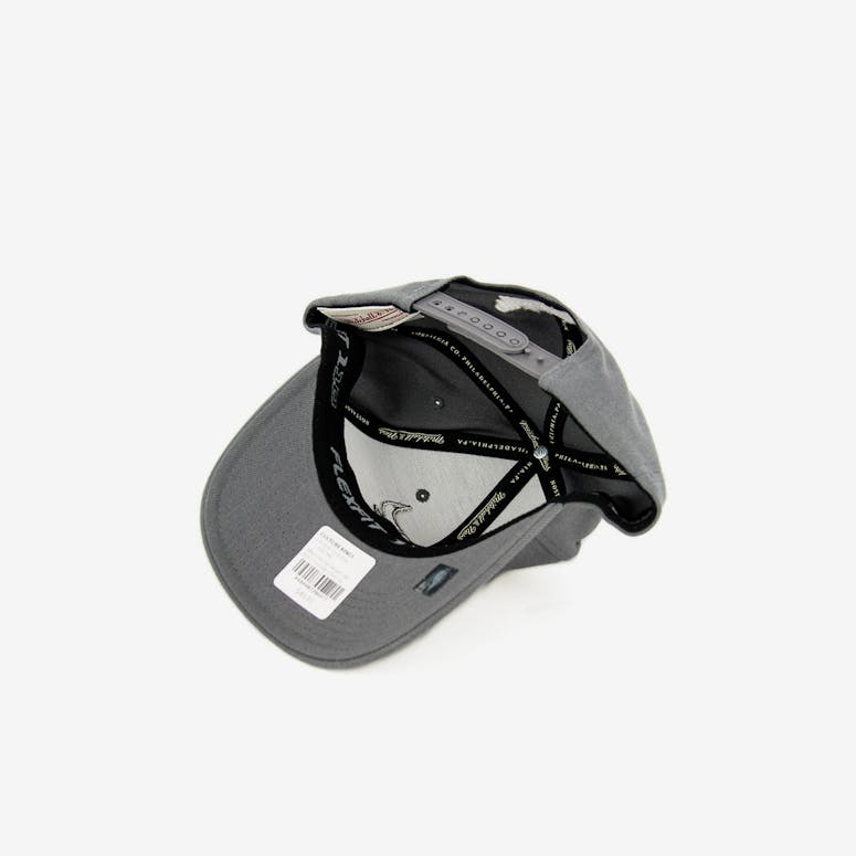 Mitchell & Ness Bulls 110 BW Logo Snapback Dark Grey