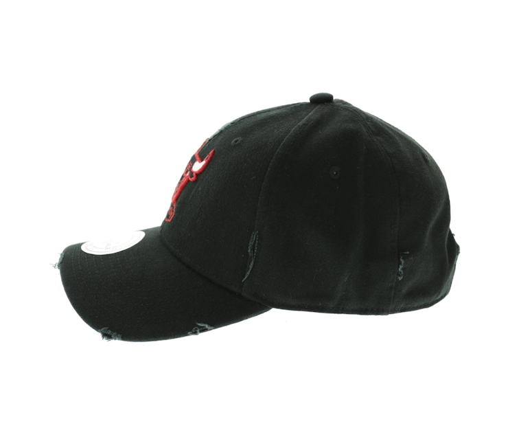 Mitchell & Ness Bulls Distressed Low Pro Strapback Black