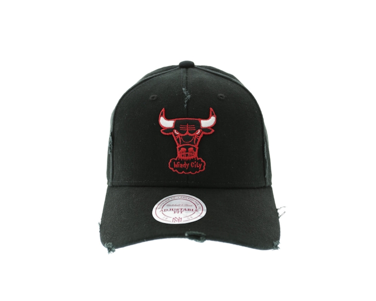 Mitchell & Ness Bulls Distressed Low Pro Strapback Black