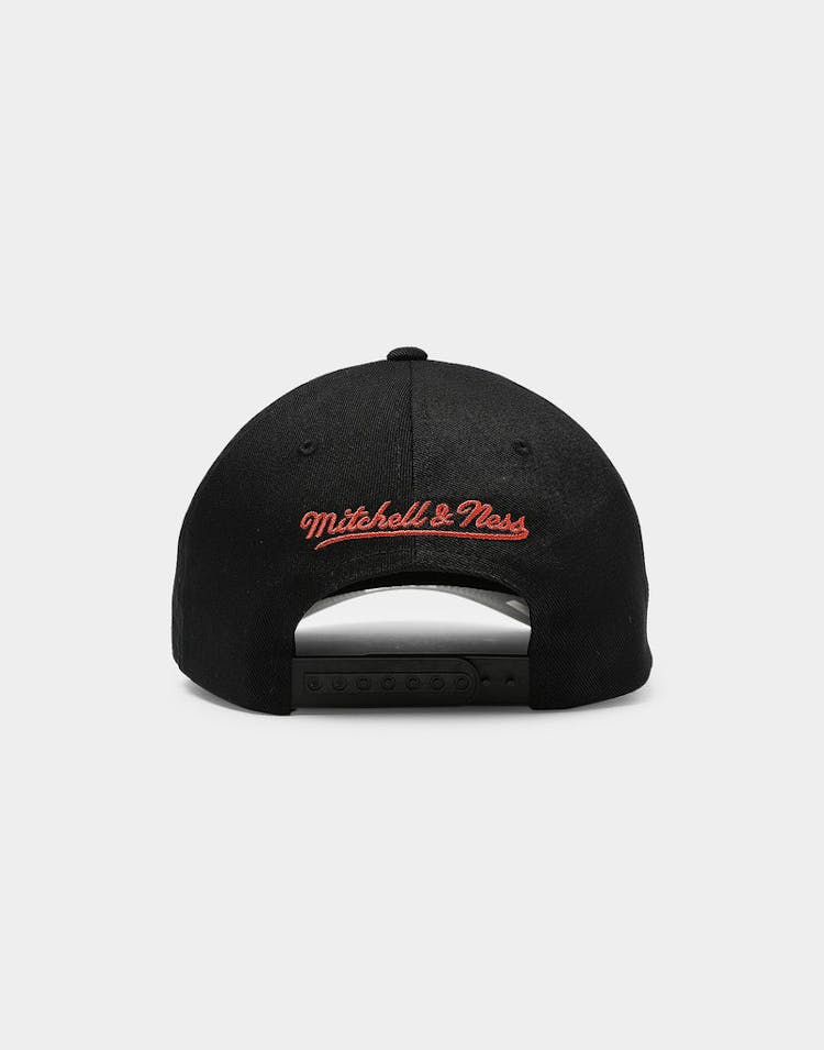 Mitchell & Ness New York Knicks Circle Weald 110 PP Snapback Black
