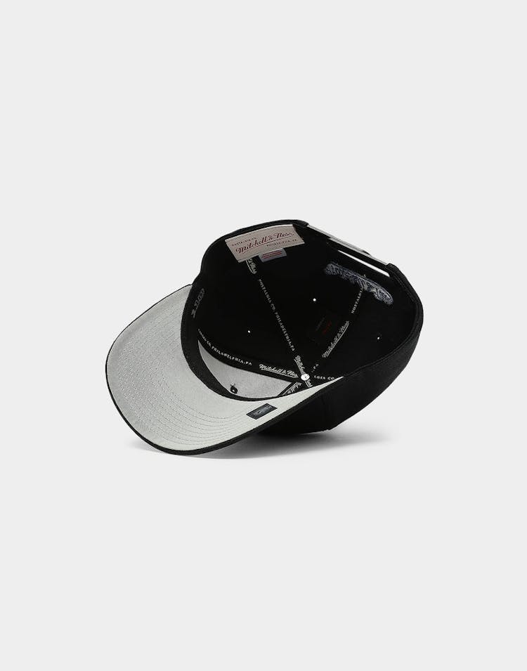 Mitchell & Ness New York Knicks Circle Weald 110 PP Snapback Black