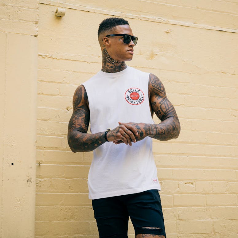 Mitchell & Ness Chicago Bulls Full Circle Logo Muscle White