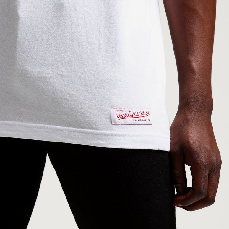 Mitchell & Ness Chicago Bulls Full Circle Logo Muscle White