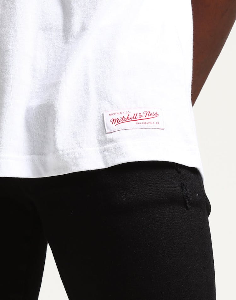 Mitchell & Ness Cleveland Cavaliers Full Circle Logo Muscle White