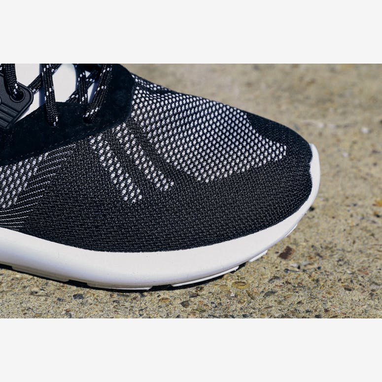 Tubular Runner Weave Black/white