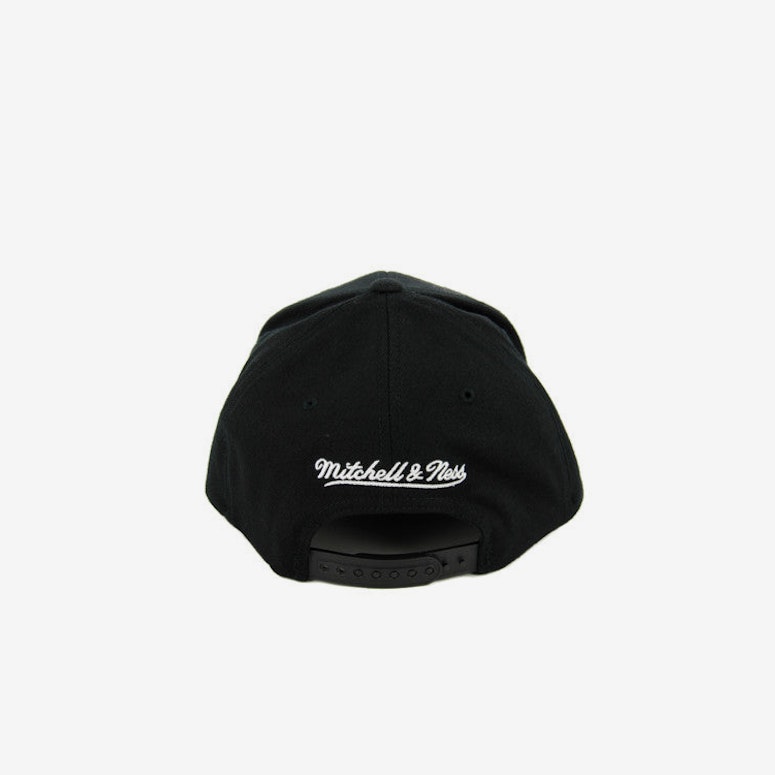Bulls 110 BW Logo Snapback Black/white