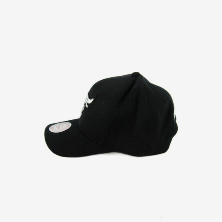 Bulls 110 BW Logo Snapback Black/white