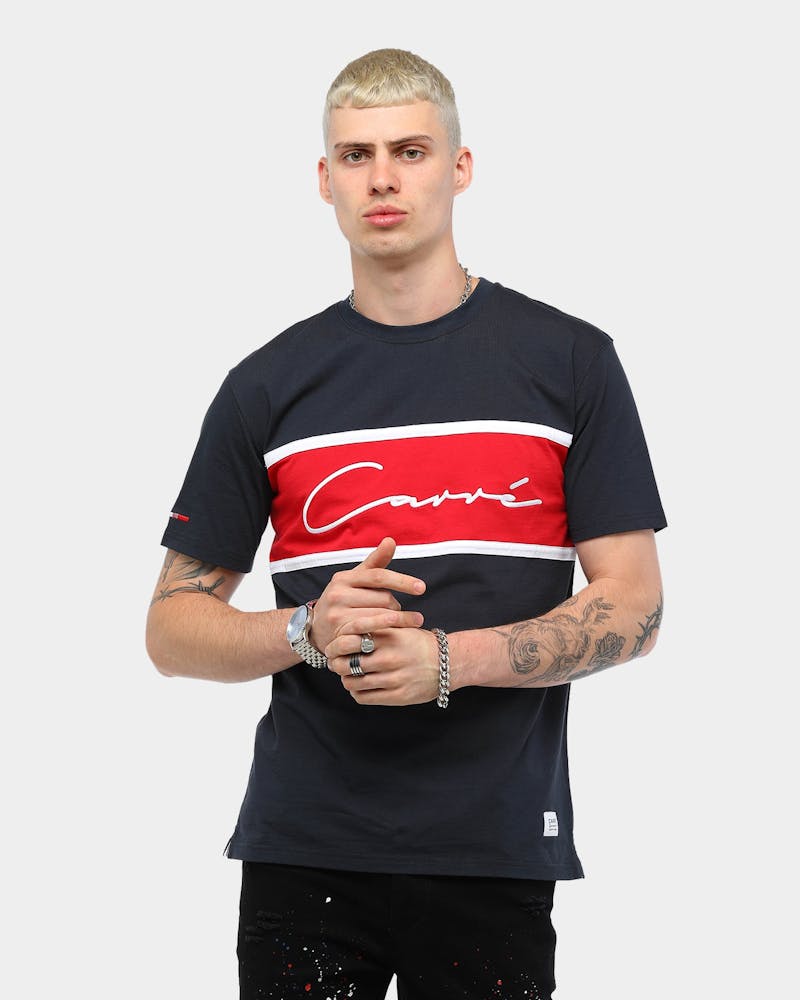 Carre Men S Scripted Classique Short Sleeve T Shirt Navy Red White Culture Kings Un design élégant et discret pour le porter seul ou superposé.