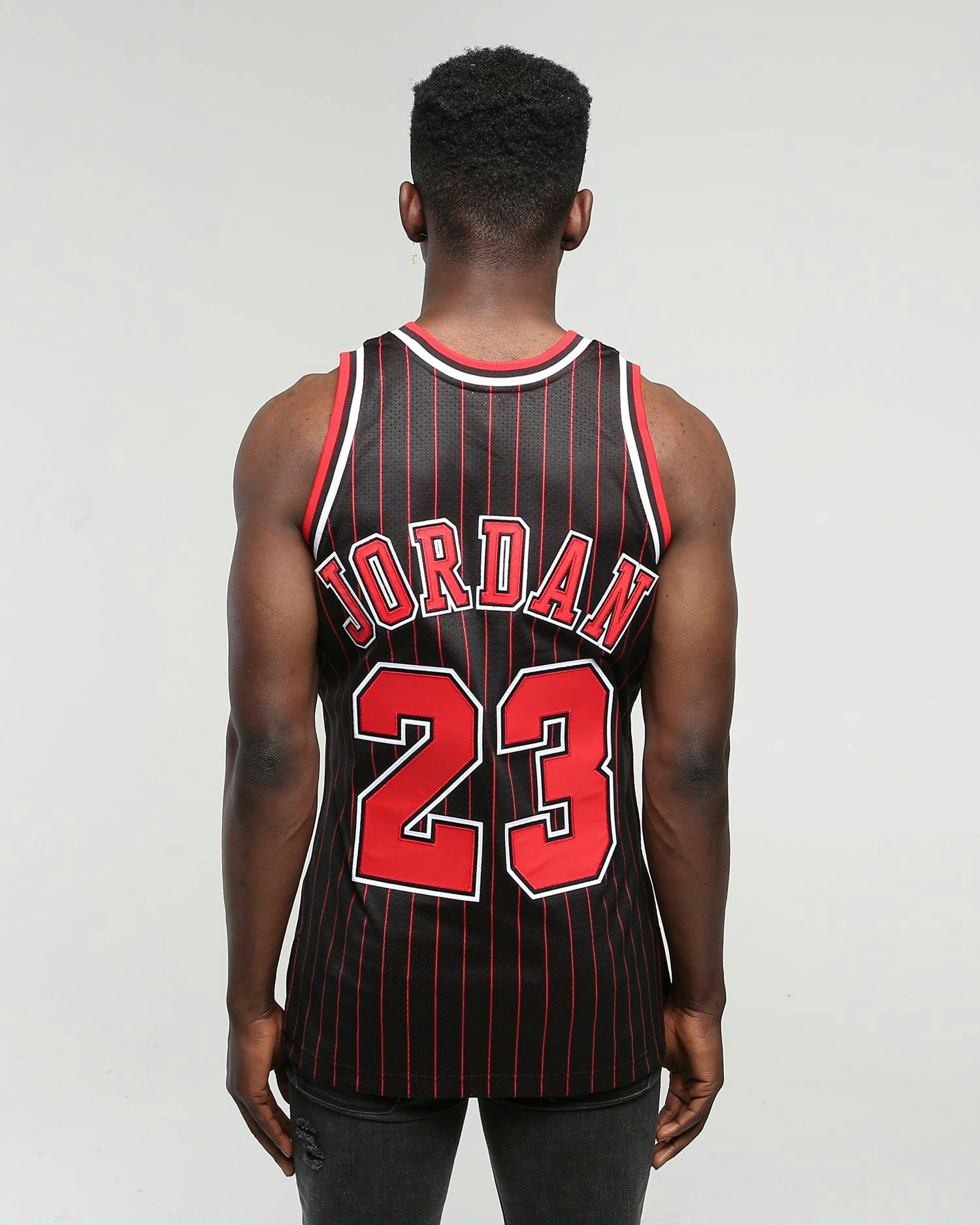 Mitchell & Ness Chicago Bulls Michael Jordan #23 '96-97 Authentic NBA ...