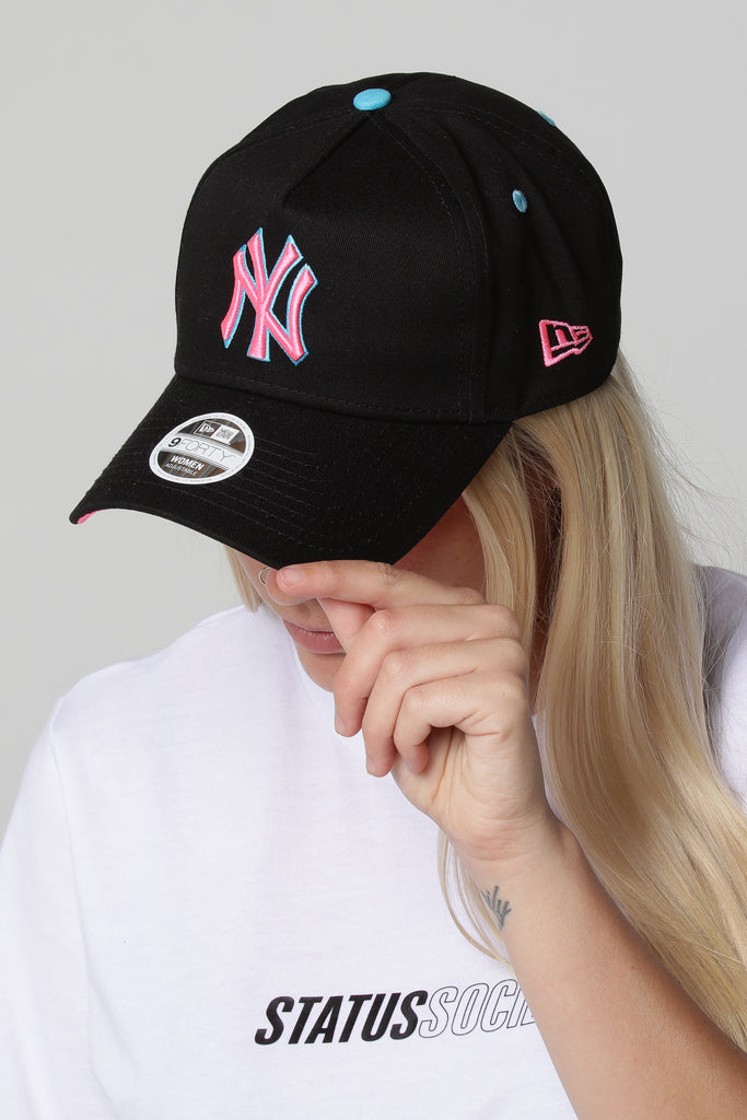 New Era Women's New York Yankees 9FORTY A-Frame LP Strapback Black/Neon