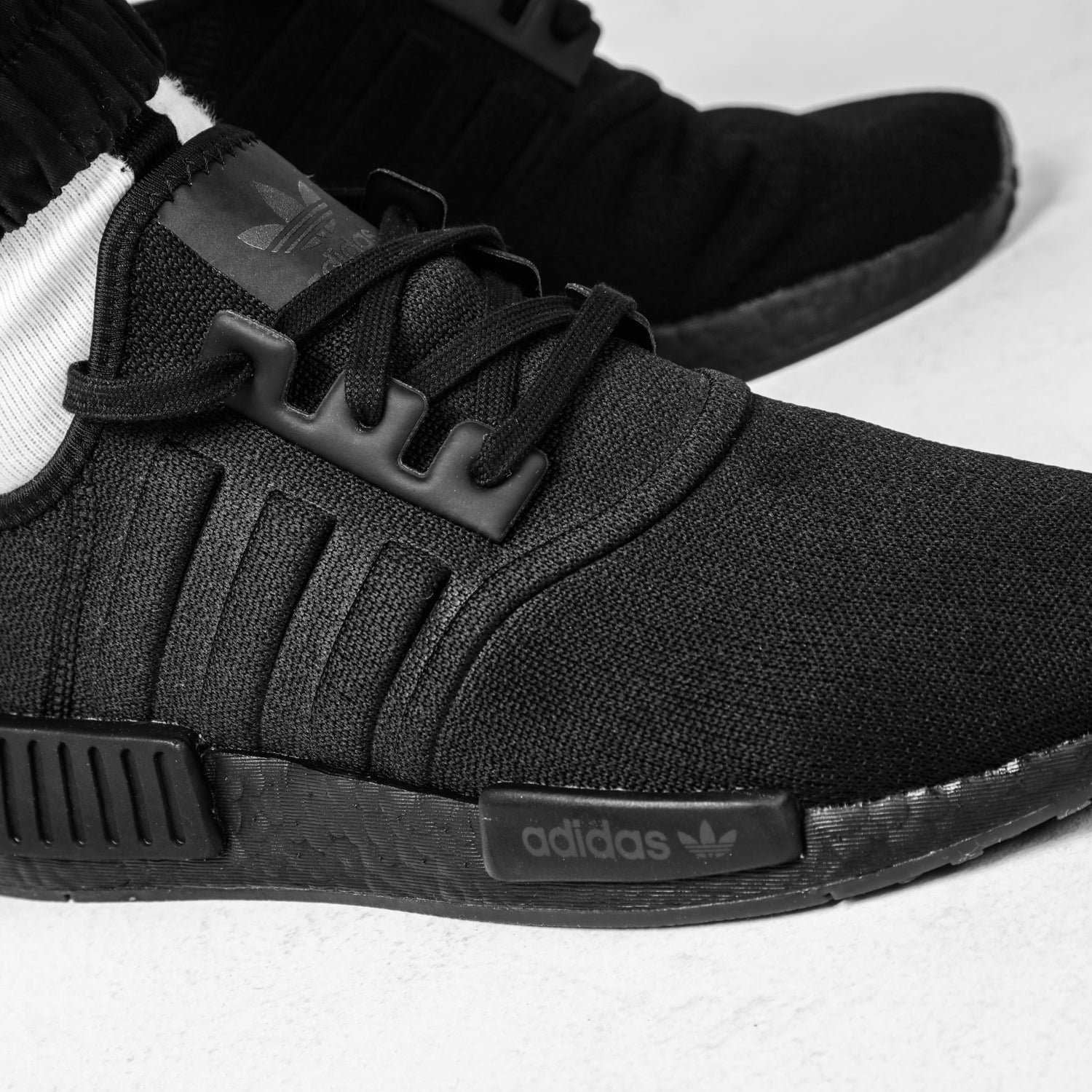 nmd r1 molded stripes black
