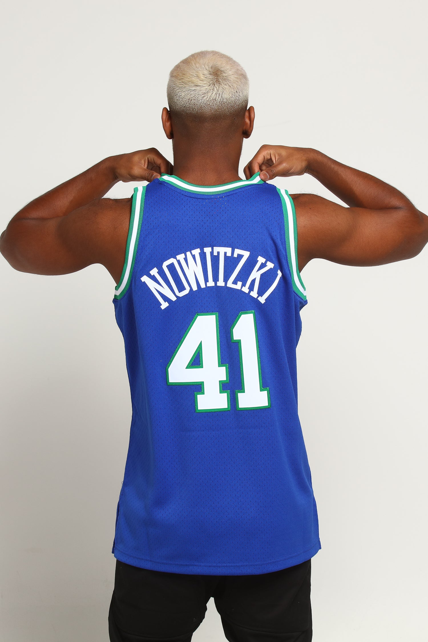 dirk nowitzki mitchell and ness jersey