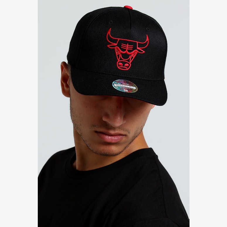 Mitchell & Ness Chicago Bulls Outline 110 Snapback Black/Red