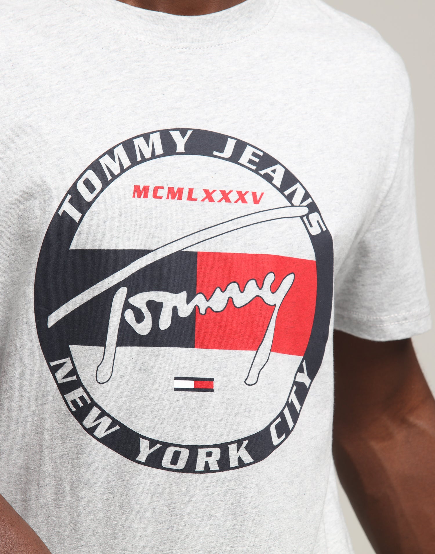 tommy jeans circle logo t shirt