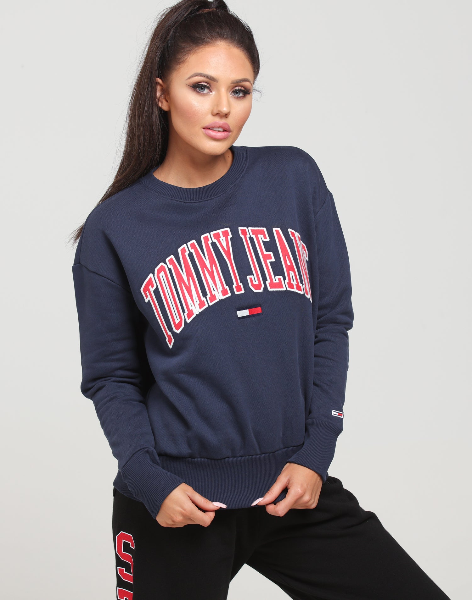 tommy jeans clean collegiate crew neck sweatshirt