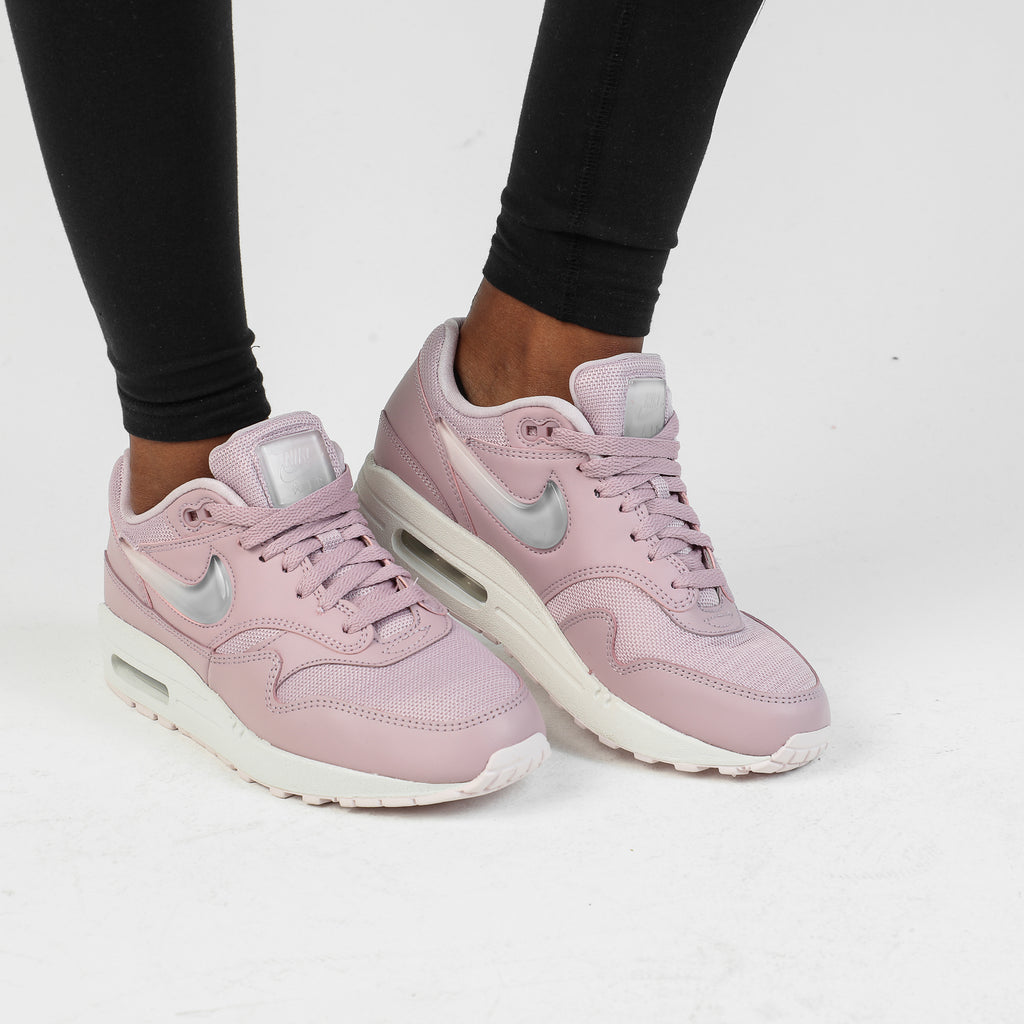 nike W AIR MAX 1 JP PLUM CHALKOBSIDIAN MIST SUMMIT WHITE bei nike W AIR MAX 1 JP PLUM CHALKOBSIDIAN MIST SUMMIT WHITE bei