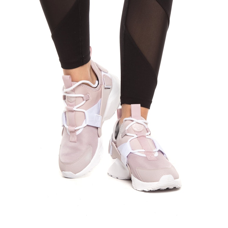 About Borderlinx Glue Store has a massive range of jeans, t shirts, dresses, shirts, shorts, tops and much more from big international & local brands available online and in-store.