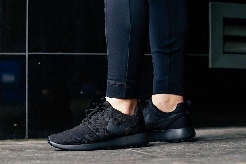 nike roshe one black